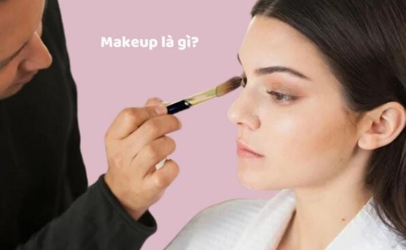 Một người phụ nữ đang gỡ mặt nạ giấy Innisfree sau khi đắp đủ thời gian, thể hiện bước cuối cùng của quy trình đắp mặt nạ